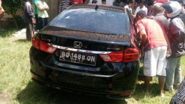 Mobil diberondong peluru oleh aparat kepolisian