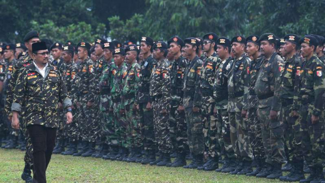 Ketua Umum GP Ansor Yaqut Cholil Qoumas (kiri) memeriksa pasukan GP Ansor beberapa waktu lalu.