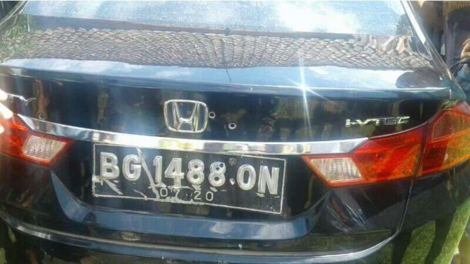 Kondisi mobil milik warga Rejang Lebong yang ditembaki polisi usai menerobos razia kendaraan, Selasa (18/4/2017). Akibat ini satu keluarga luka dan seorang di antaranya tewas.