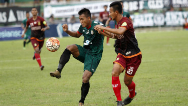 Pemain PSS Sleman, Risky Novriansyah (hijau)