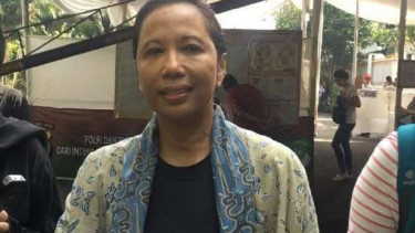 Menteri BUMN, Rini Soemarno ketika nyoblos di TPS 05 Setiabudi.