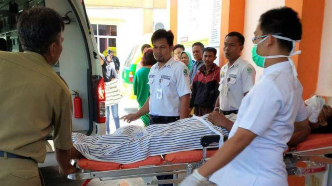 Seorang korban penembakan polisi usai kendaraannya menolak diperiksa surat-suratnya di Kota Lubuk Linggau Sumatera Selatan, Rabu (19/4/2017)