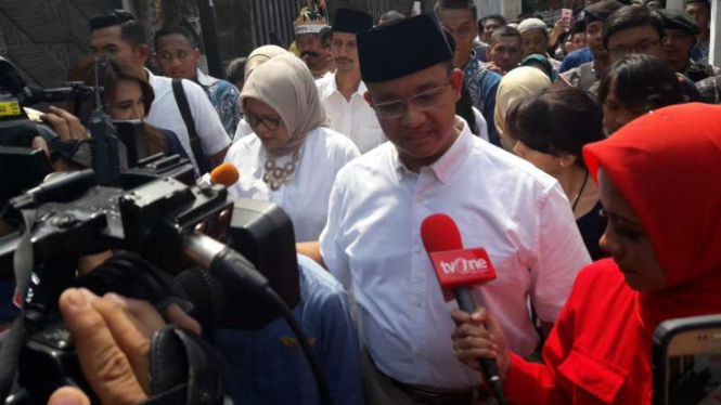 Anies Baswedan saat menuju TPS sebelum mencoblos