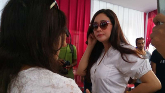 Heboh Foto Maia Estianty Selfie Bersama Tahanan Wanita