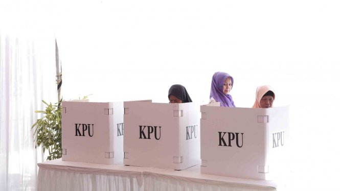 Ilustrasi warga tengah mencoblos.