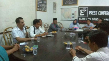 Keluarga korban terduga begal motor yang ditembak mati polisi mengadu kepada LBH Bandar Lampung pada Selasa malam, 18 April 2017.