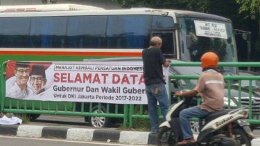Spanduk kemenangan Anies-Sandi dipasang di pembatasan jalan