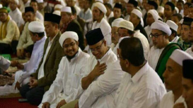 Cagub DKI Anies Baswedan sujud syukur di Masjid Istiqlal Jakarta, Rabu malam, 19 April 2017.