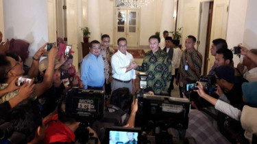 Anies Baswedan dan 'Ahok' Basuki TJahaja Purnama saat menggelar pertemuan pertama mereka usai Pilkada DKI putaran dua di Balai Kota DKI Jakarta, Kamis (20/4/2017)