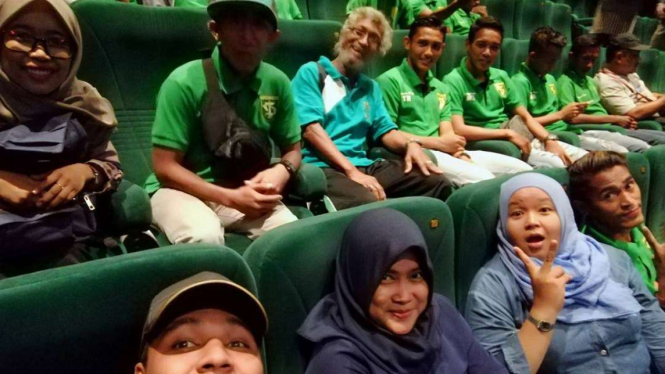 Para pemain Persebaya Surabaya saat menonton Fast and Furious 8