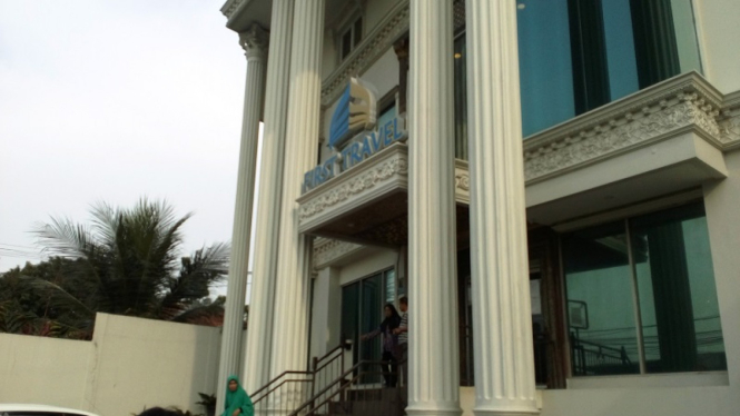 Kantor Biro Perjalanan Umrah First Travel di kawasan Radar Auri, Depok.