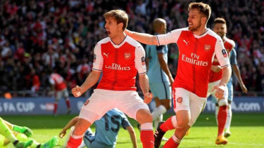 Pemain belakang Arsenal, Nacho Monreal (kiri)