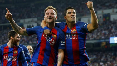 Dua bintang Barcelona, Ivan Rakitic (kiri) dan Luis Suarez.