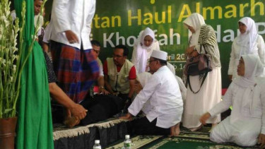Ustaz Jakfar Abdurrahman saat terkulai lemas di atas panggung.