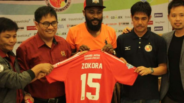 Didier Zokora (tiga kanan) memperlihatkan jersey SPFC