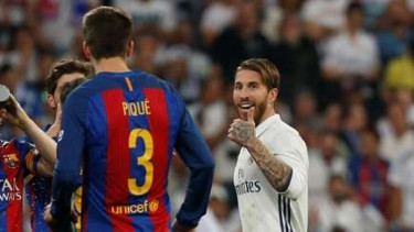 Gerard Pique (3) dan Sergio Ramos (kanan).