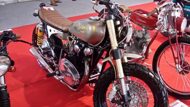Yamaha XS-650 bergaya Scrambler.