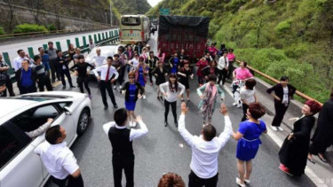Pengguna jalan menikmati macet dengan joget bersama.