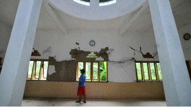 Warga menunjukkan tembok mesjid yang retak pasca gempa di Kampung Cikeusik, Kecamatan Salawu, Kabupaten Tasikmalaya, Jawa Barat, Selasa (25/4/2017).