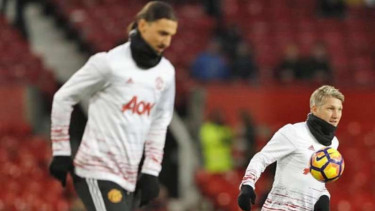 Zlatan Ibrahimovic (kiri) dan Bastian Schweinsteiger (kanan)