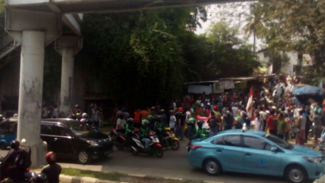Situasi ketegangan warga yang mau digusur PT KAI, Rabu, 26 April 2017.