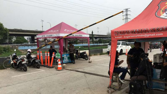 Polisi berjaga di jalan masuk menuju RPTRA Kalijodo, Jakarta Barat.