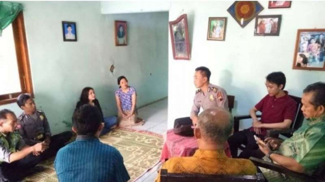 Ilaria (baju hitam dan Dzulfikar (baju merah), pasangan beda negara yang akan menikah. Keduanya berkenalan di Facebook. Ilaria dari Italia, sementara Dzulfikar warga Desa Tragung.