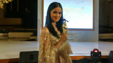 Yoghurt dingin berlapis emas 24K.