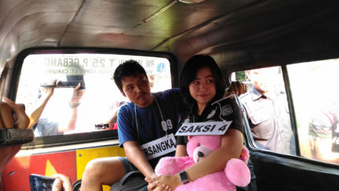 Reka ulang penyanderaan ibu dan anak di dalam angkot.