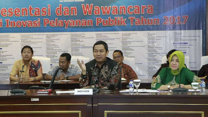 Walikota Semarang Hendrar Prihadi (tengah) mempresentasikan aplikasi IJus Melon.