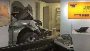 Mobil Land Cruiser tabrak sebuah perkantoran