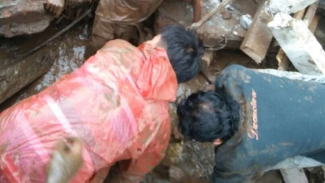 Tim SAR mngevakuasi jenazah seorang warga di banjir bandang, Magelang.