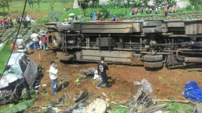 Bus masuk jurang di Ciloto, Puncak, Bogor.