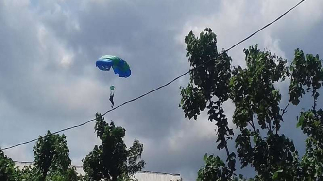 Parasut milik seorang atlet Jepang yang terbawa angin dalam acara Jogja Airshow 2017. Kencanganya angin membuat atlet Jepang ini mendarat di Kebun Singkong, Minggu (30/4/2017)