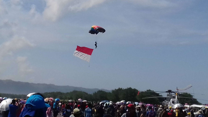 Suasana Jogja Internasional Air Show 2017, di Pantai Depok, Bantul, Yogyakarta.