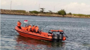 Basarnas Cilacap melakukan pencarian nelayan hilang di Pantai Selatan.