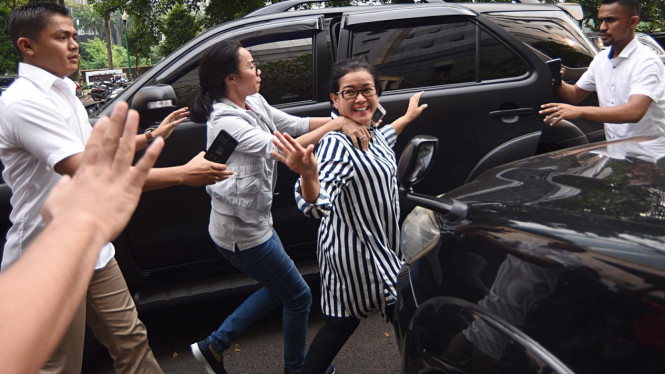 Miryam S Haryanib saat diserahkan ke KPK.