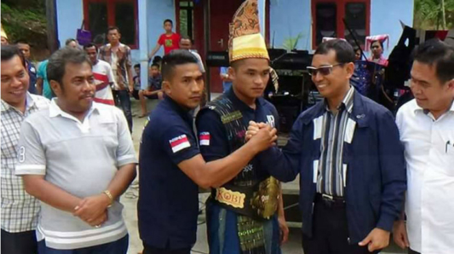 Juara kelas ringan One Pride MMA, Jeka Asparido Saragih, disambut di kampung halamannya, Kabupaten Simalungun.
