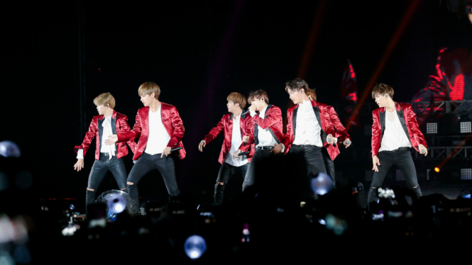 Boyband Korea Selatan BTS saat tampil di ICE BSD, Sabtu, 29 April 2017.