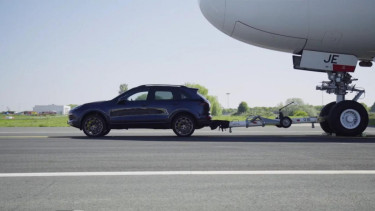 Porsche Cayenne dipakai untuk menderek Airbus A380.