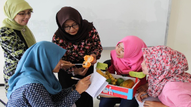 Dosen PGSD Universitas Negeri Malang (UM) dan mahasiswanya.