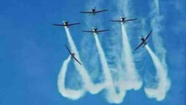 Manuver udara Jupiter Aerobatic Team di Jogja Internasional Air  Show
