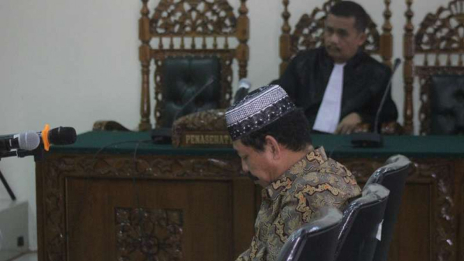 Farizal, jaksa pada Kejaksaan Tinggi Sumatera Barat, divonis hukuman lima tahun penjara oleh majelis hakim Pengadilan Tindak Pidana Korupsi Kota Padang pada Jumat, 5 Mei 2017.