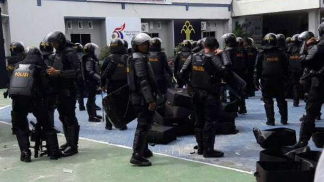 Ratusan polisi menjaga Rutan Sialang Bungkuk di Pekanbaru, Riau, setelah 200-an tahanan di sana melarikan diri pada Jumat, 5 Mei 2017.