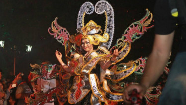 Penari di Semarang Night Carnival.