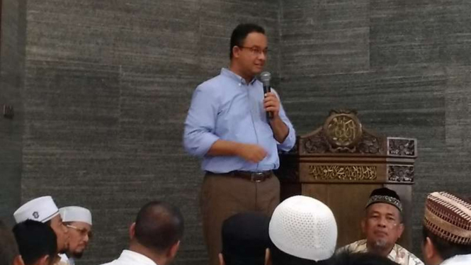 Anies Baswedan saat berkunjung ke Duren Sawit, Jakarta Timur.