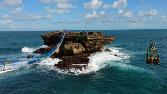Kereta Gantung di Pantai Timang Gunungkidul