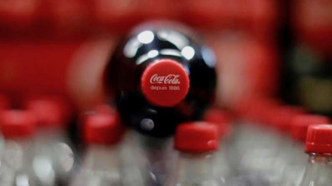 Botol minuman ringan Coca Cola.