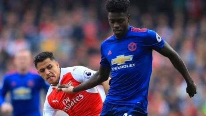 Bek muda Manchester United (MU), Axel Tuanzebe berduel dengan Alexis Sanchez.