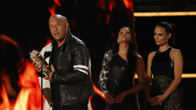 Vin Diesel menerima penghargaan  Generation Award untuk The Fast and The Furious dalam MTV Movie and TV Awards 2017.